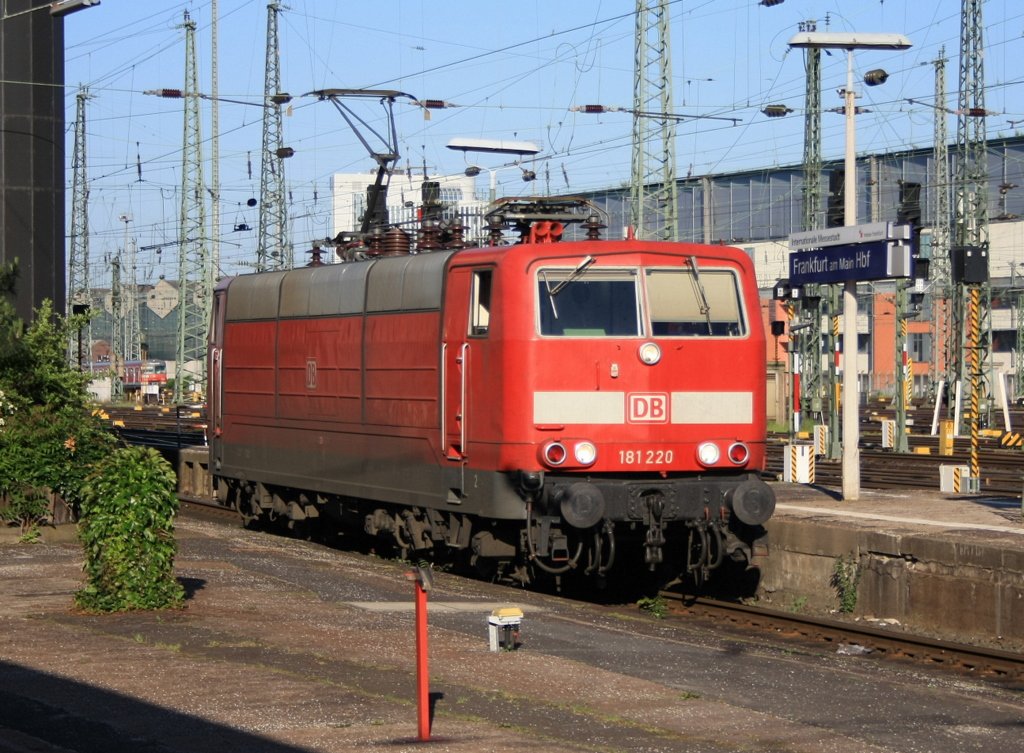 ... die 181 220 ohne Kontrolziffer am Morgen des 04.06.2010 auf Gleis 10 im Frnakfurter Hbf.