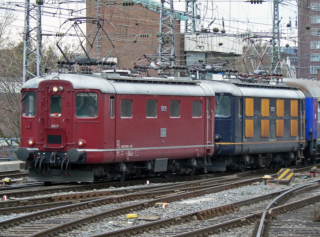 10019 der Centralbahn kommt mit dem Partyzug gleich auf Gleis 2 in K�ln Hbf an (28.03.2010)