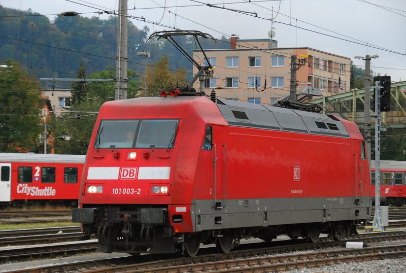 101 003-2, aufgenommen am 10.10.09, bei einer Solodurchfahrt durch Salzburg. Kaum zu glauben, dass dies mal eine sch�ne Werbelok war, n�mlich die Kuwait Airlines!
