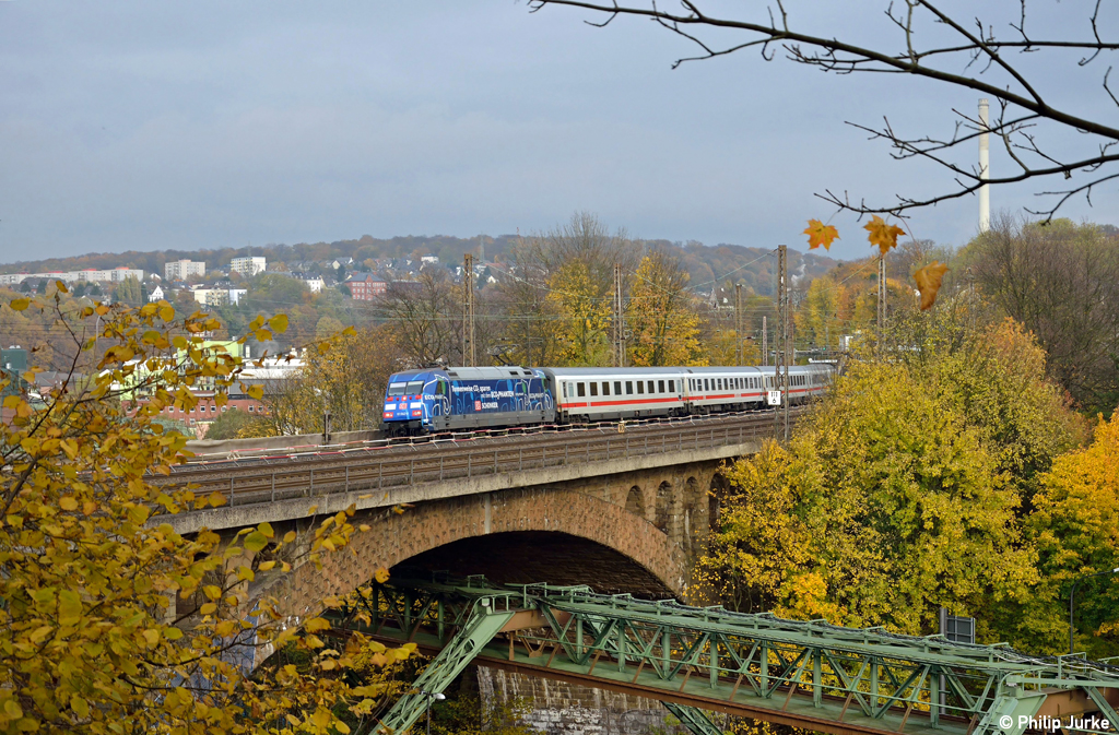 101 042-0 mit dem IC 2046 von Leipzig nach K�ln am 10.11.2012 in Wuppertal-Sonnborn.