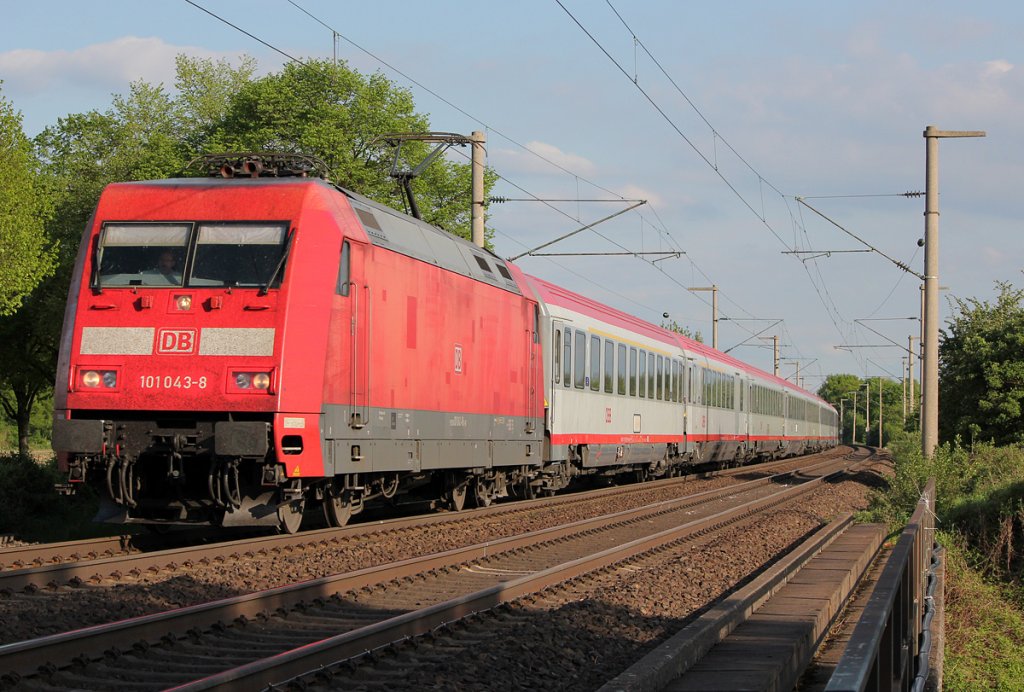 101 043-8 am IC118 in Br�hl am 01.05.2012