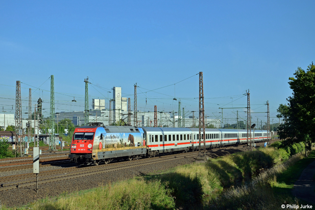 101 087-5 mit dem IC 2005 nach Konstanz am 01.09.2012 in D�sseldorf-Derendorf.