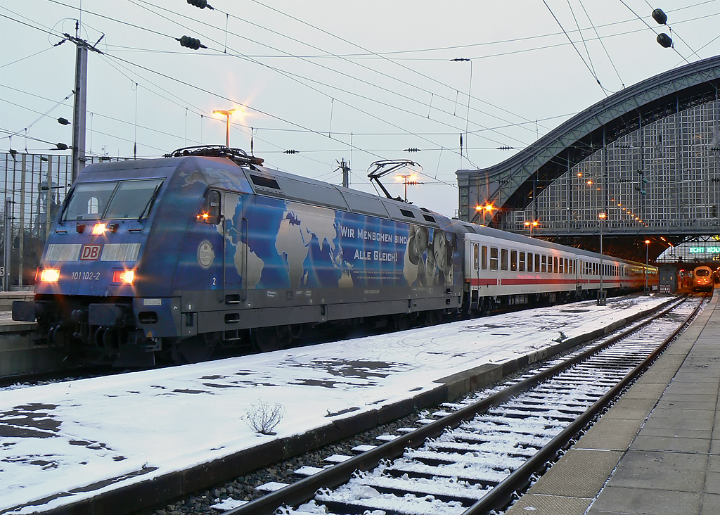 101 102-2 an Gleis 6 in K�ln Hbf am 04.12.2010, leider kam ICE 518 aus M�nchen nur mit einem Zugteil, 403 054 wars leider nicht ... :-( , wenigstens noch ne bunte 101 