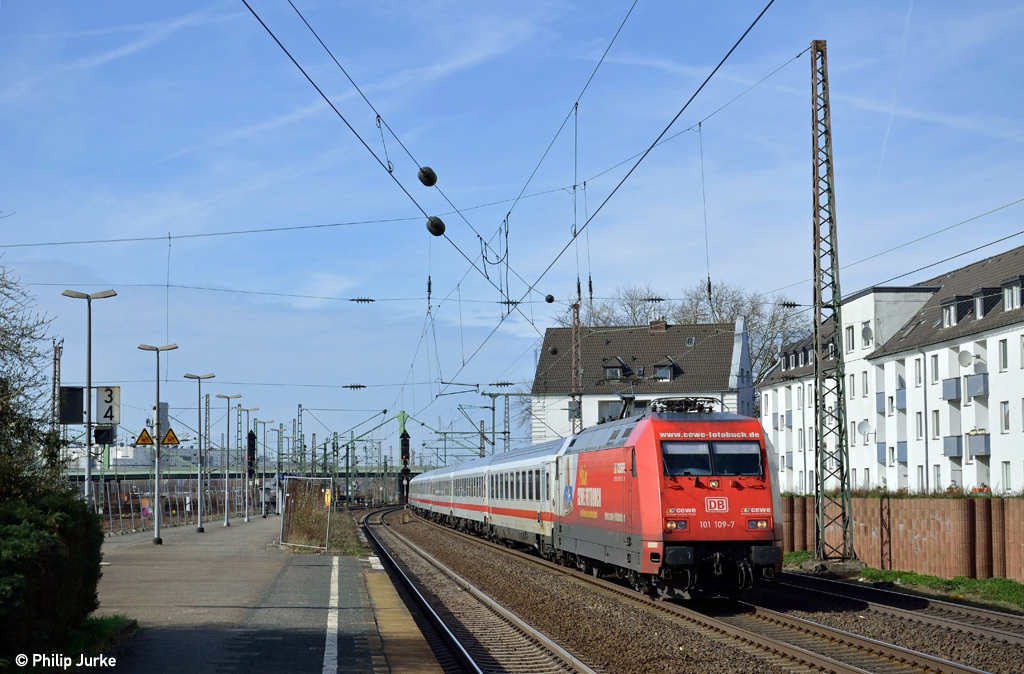 101 109-7 mit dem IC 2403 von Hamburg-Altona nach K�ln am 14.04.2013 in D�sseldorf-Derendorf.