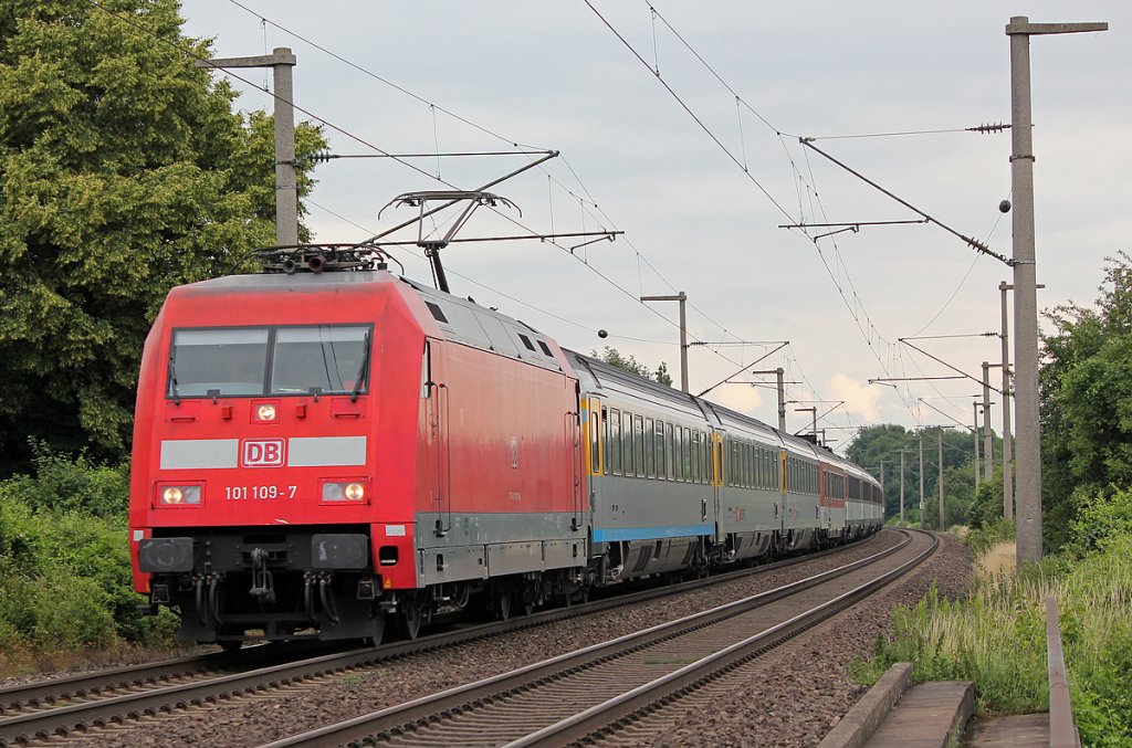 101 109-7 mit EuroCity bei Br�hl am 24.06.2011