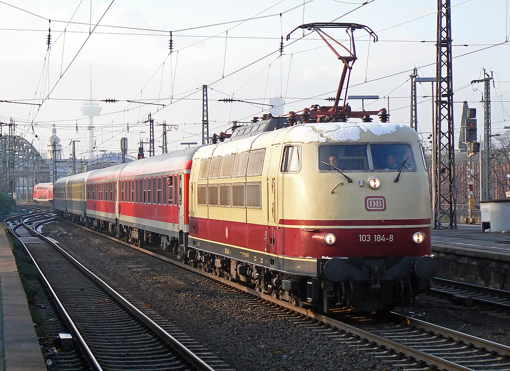 103 184-8 am IC1806 rtg HH-Altona in K�ln Messe/Deutz am 26.11.2010