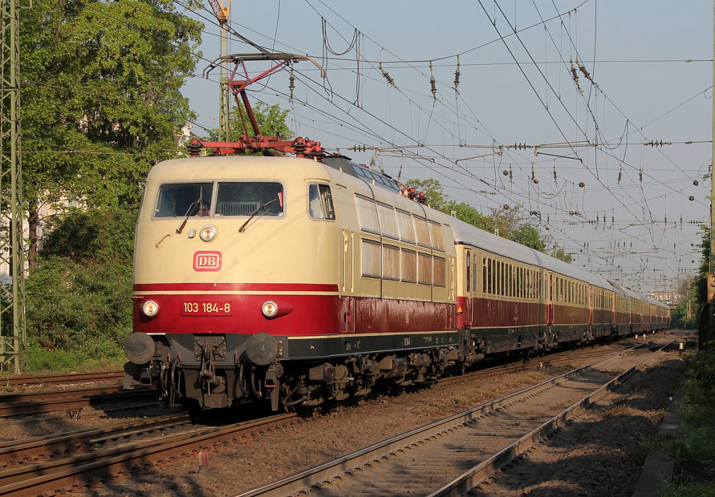 103 184-8 mit TEE Rheingold kurz vor Bonn Hbf. am 21.04.2011