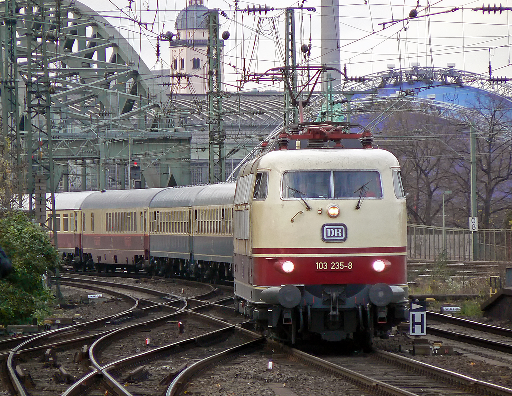 103 235-8 mit IC1806 in K�ln Messe/Deutz am 19.11.2010