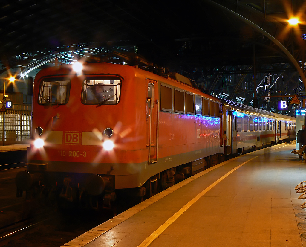 110 200-3 am IC137 an Gleis 2 in K�ln Hbf am 02.01.2011
