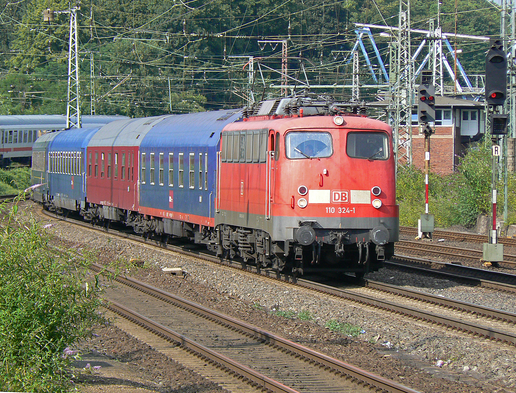 110 324-1 mit Autoslaaptrein in K�ln-West am 30.07.2010