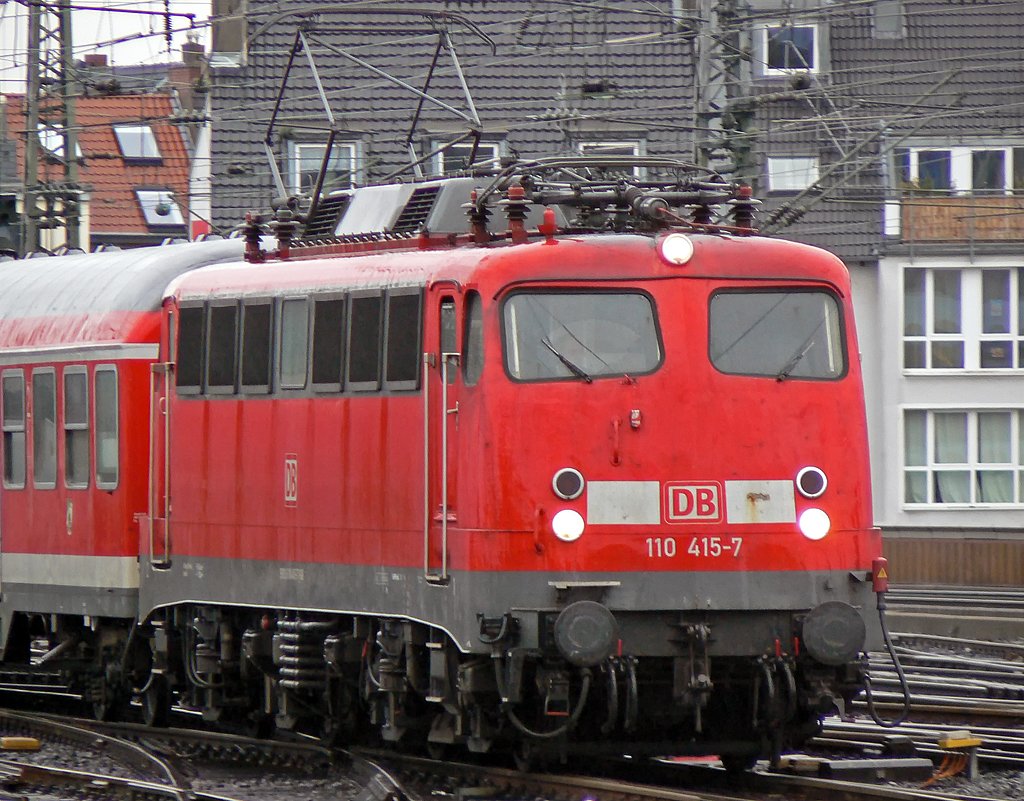 110 415-7 bei der Einfahrt in K�ln Hbf 29.01.2010