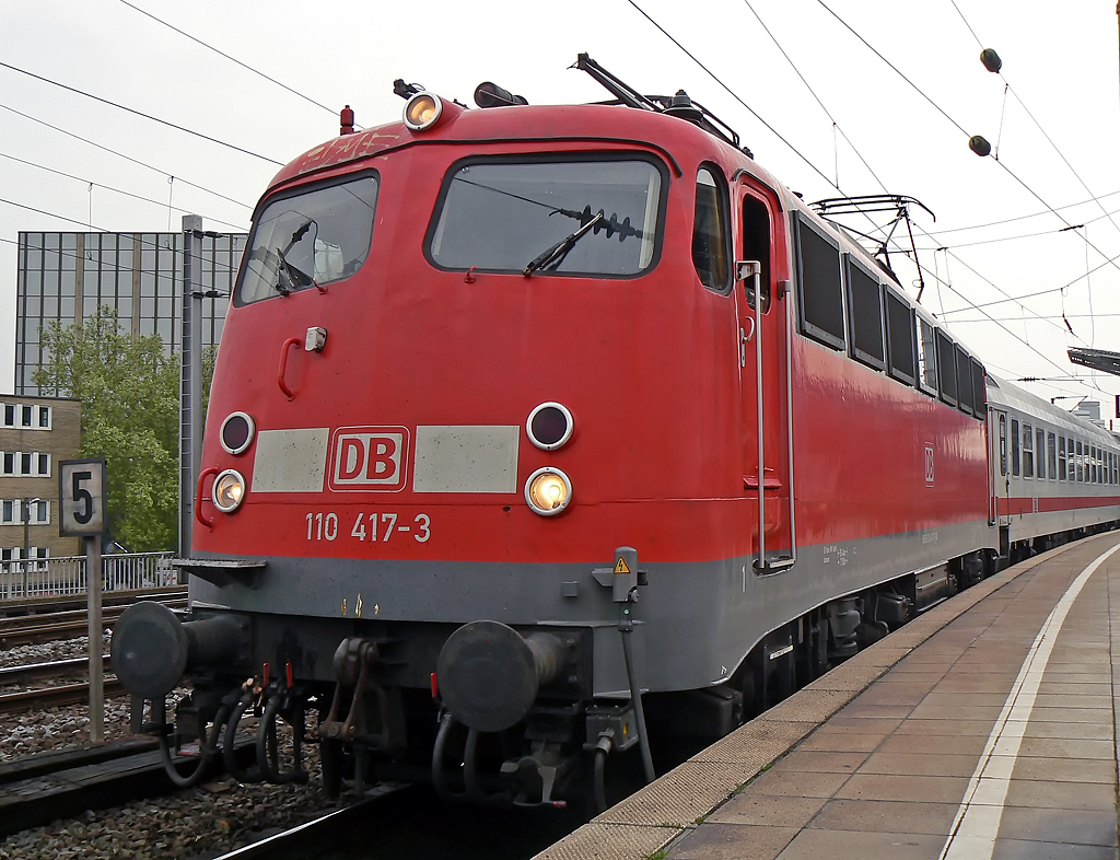 110 417-3 mit einem  Musik und Tanzzug  in K�ln Hbf auf Gleis 9 am 08.05.2010