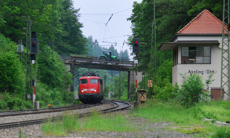 110 446-2, aufgenommen am 01.06.10, bei der Durchfahrt durch A�ling.