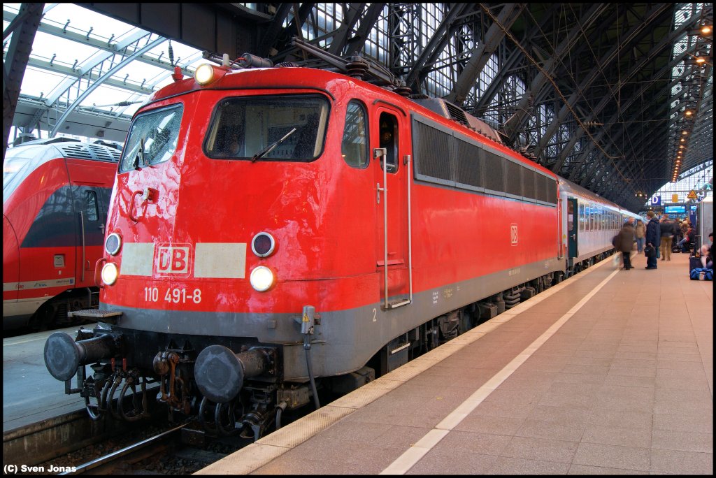 110 491-8 (DB Regio) mit dem PF 2771 von M�nchen-Hbf nach Frankfurt-Hbf hier in K�ln-Hbf am 4.11.2012. 