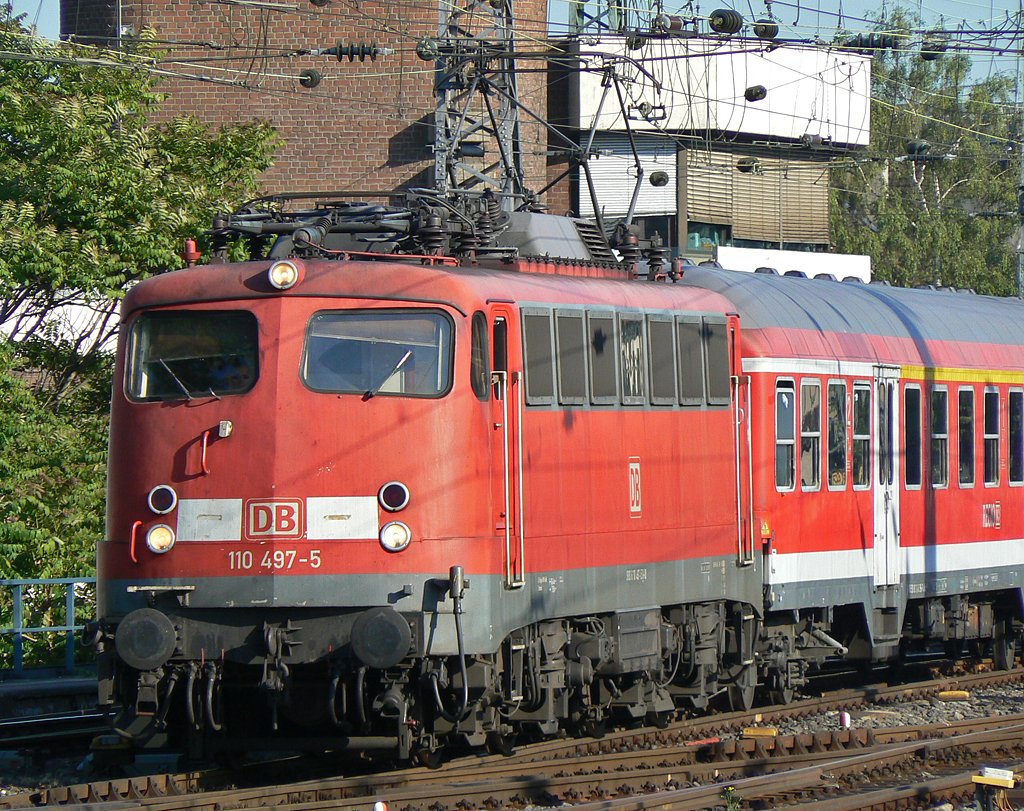 110 497-5 in K�ln Hbf am Morgen des 05.06.2010