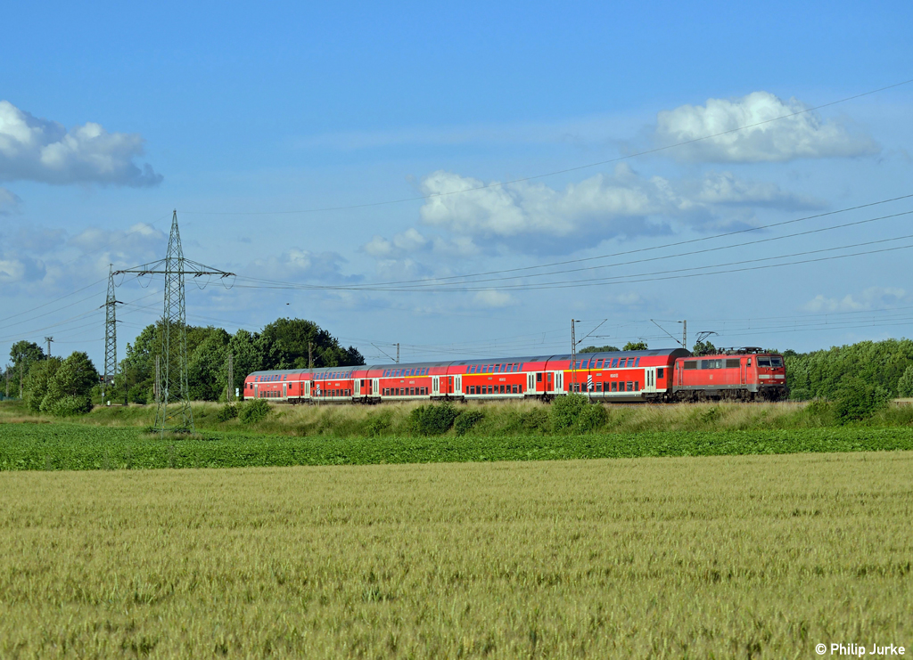 111 015-4 mit dem RE 10430 nach Aachen Hbf am 01.07.2012 in Wickrath.