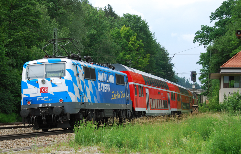 111 017-0, aufgenommen am 11.06.11, bei der Durchfahrt durch A�ling.
