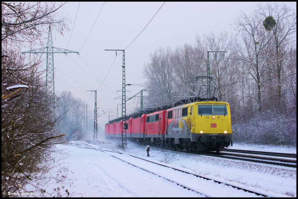 111 024-6 (DB Regio)  ADAC , 111 068-3 (DB Regio), 143 869-6 (DB Regio), 143 052-9 (DB Regio), 143 888-6 (DB Regio), 143 890-2 (DB Regio) und 143 902-5 (DB Regio) mit dem 70722 von F�rht nach K�ln-Kalk, hier in K�ln-Gremberg am 16.1.2013. 