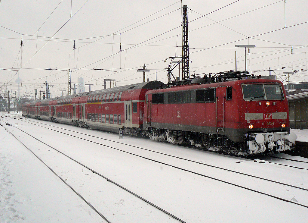 111 093-1 mit dem RE9 nach Giessen im winterlichen K�ln Messe/Deutz am 24.12.2010