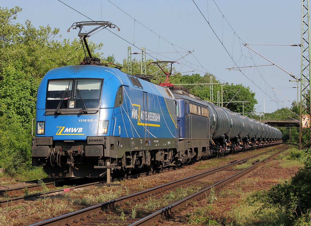 1116 912 mit 1142 und Kesselzug in Bonn Oberkassel am 01.05.2011