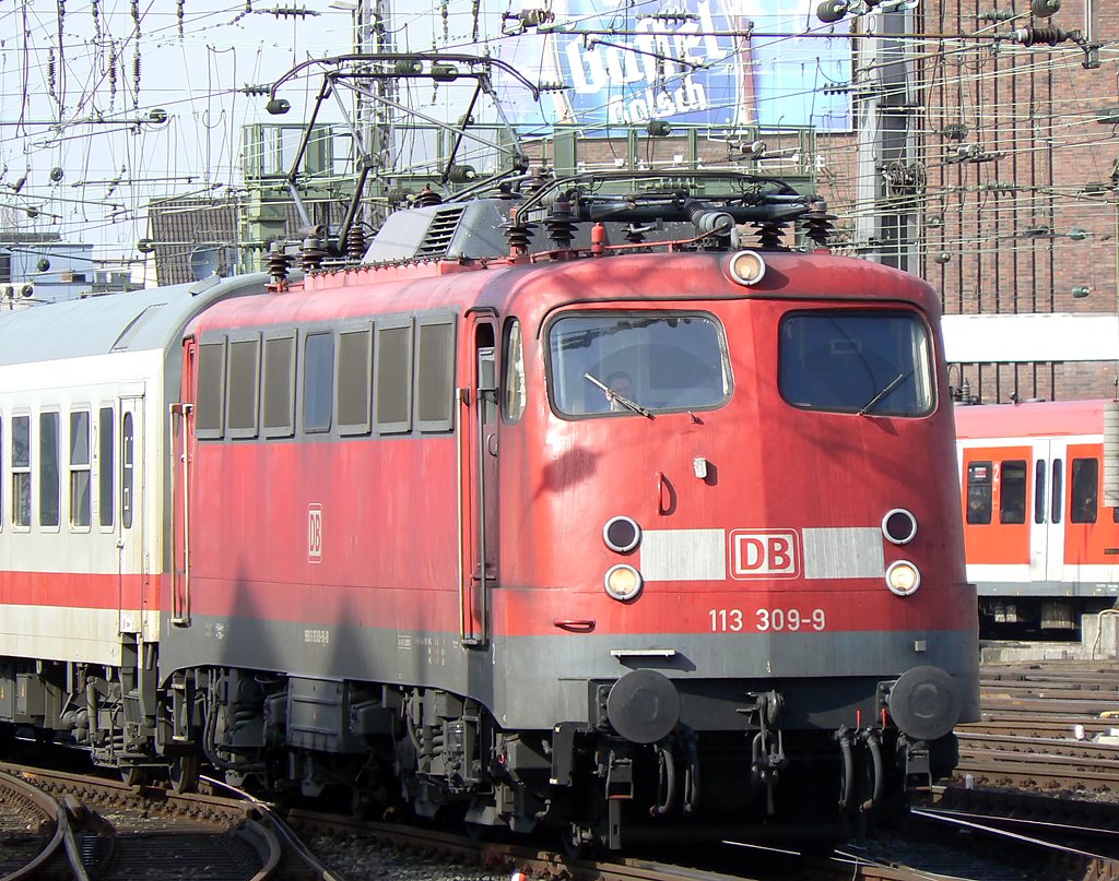 113 309-9 am IC2863 in K�ln Hbf Gleis 2 am 18.3.2010