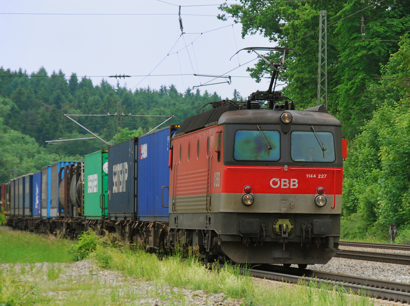 1144 227, aufgenommen am 01.06.10, bei der Durchfahrt durch A�ling.