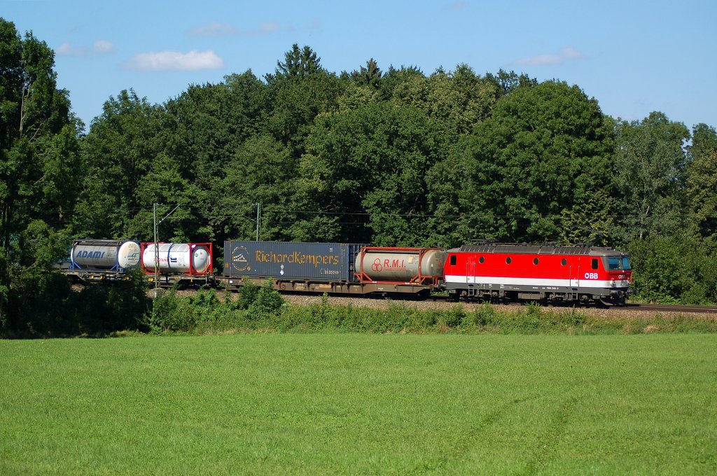 1144 243 mit einem KLV-Zug Richtung Rosenheim.
Aufgenommen in Gutmart am 31.07.2010.