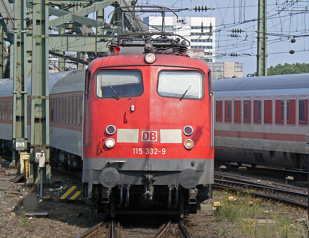 115 332-9 mit AZ aus D´dorf (Umleiter) in K�ln Hbf am 27.06.2010