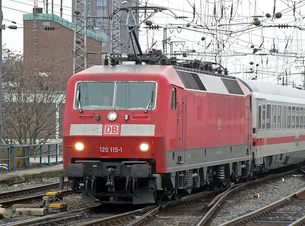 120 115-1 einfahrend in K�ln Hbf. am 21.01.2010