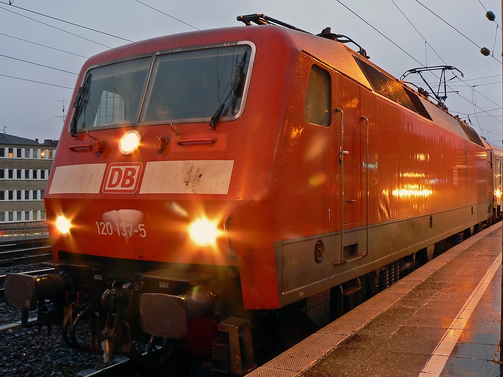 120 137-5 wartet auf Ausfahrt rtg Bbf. von Gleis 8 in K�ln Hbf 29.01.2010