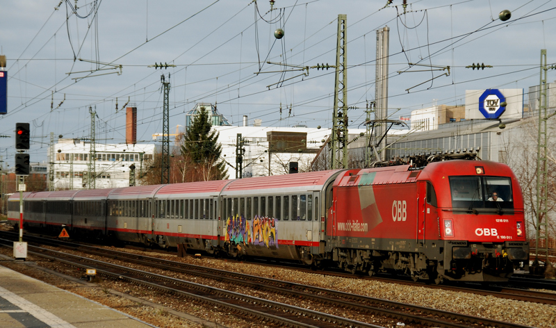 1216 011 mit EC am Haken, aufgenommen am 22.12.12, am Heimeranplatz.