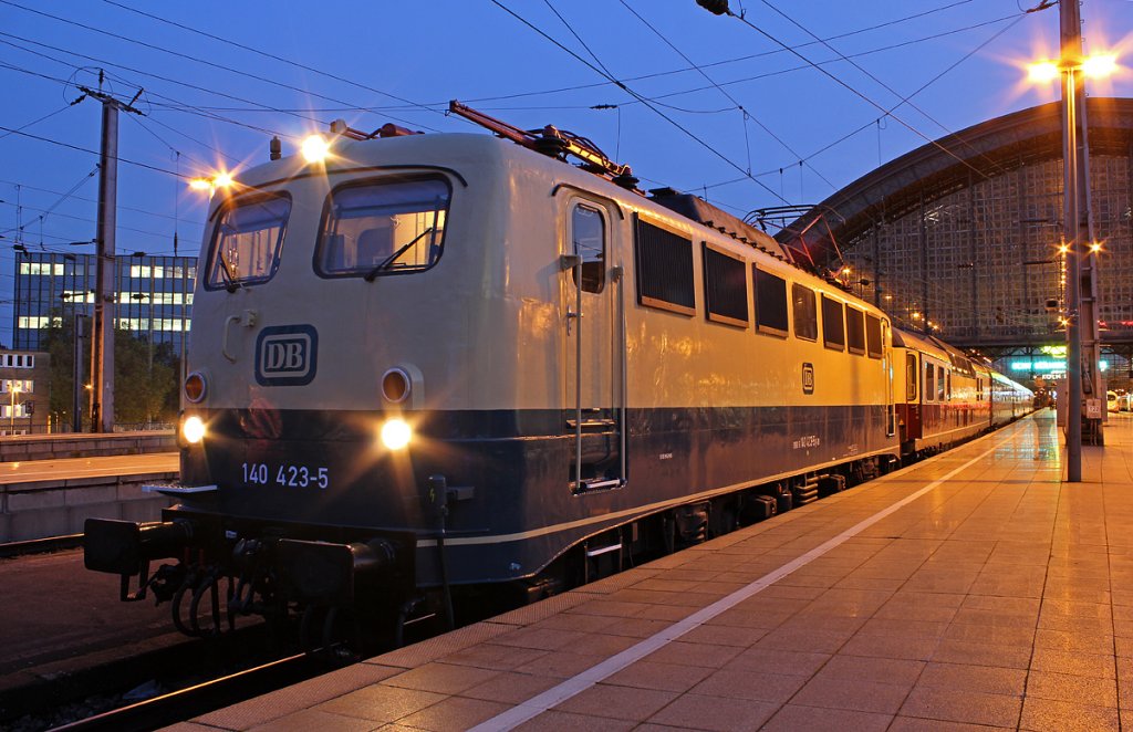 140 423-5 beim kurzen Halt an Gleis 5 in K�ln Hbf, um die Wagen wieder rtg KKB zu bringen und Lz rtg KKOL aufzubrechen , 06.11.2012