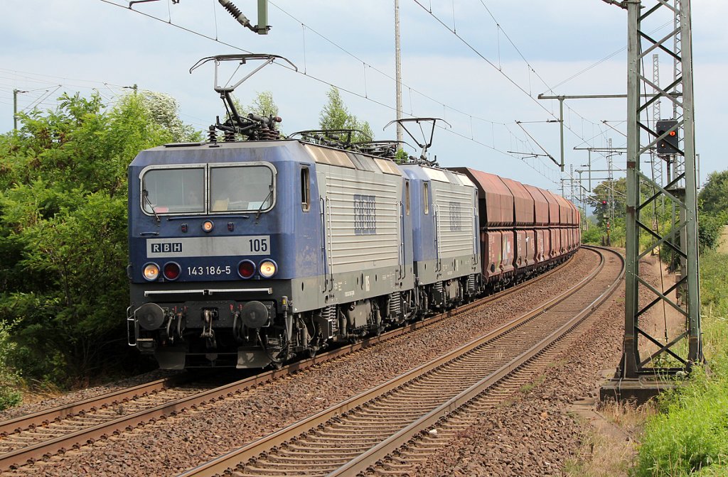 143 186-5 mit 143 xxx-x der RBH mit Kohlezug in Porz Wahn am 07.07.2011