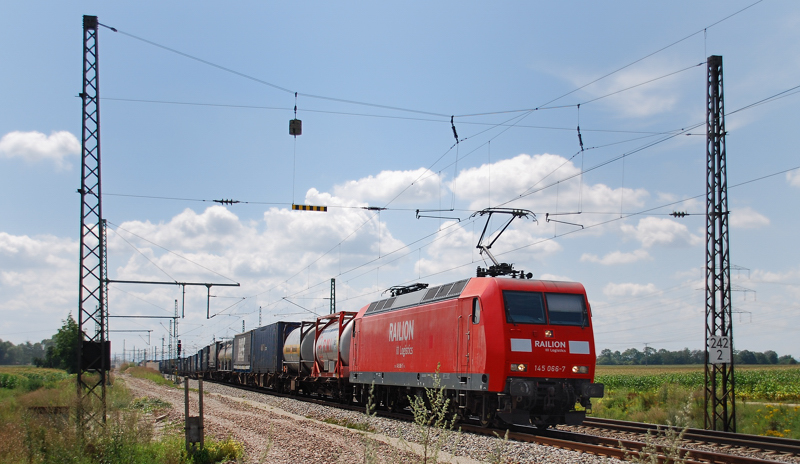 145 066-7, aufgenommen am 30.07.11, kurz nach Auggen.