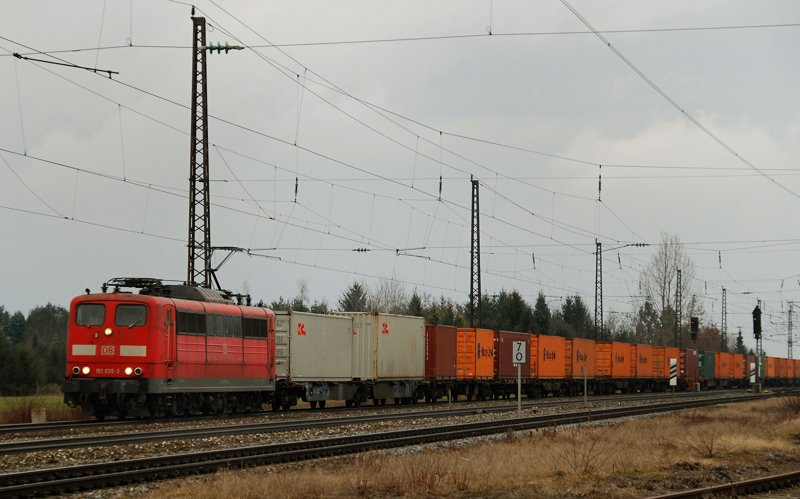 151 035-3, aufgenommen am 02.03.10, bei der Durchfahrt mit einem Containerzug durch Gersthofen, Strecke Donauw�rth-Augsburg.