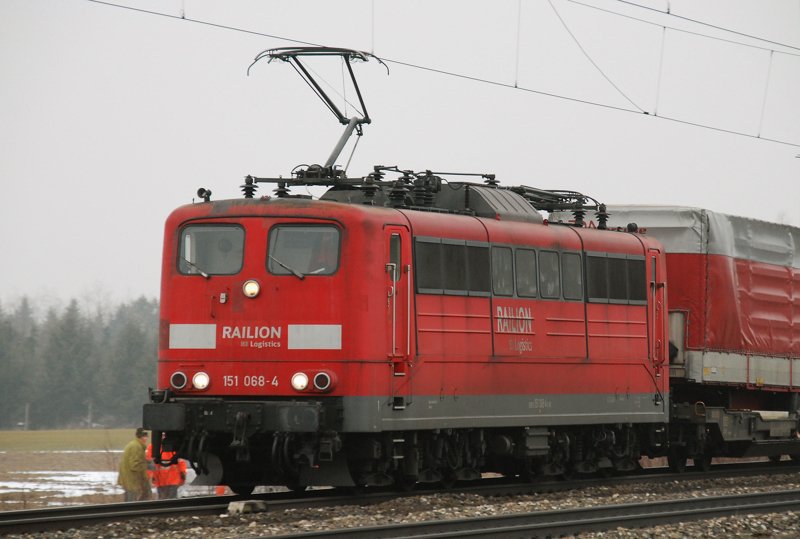 151 068-4, aufgenommen am 09.02.10, bei der Durchfahrt durch Gersthofen, Strecke Donauw�rth-Augsburg.