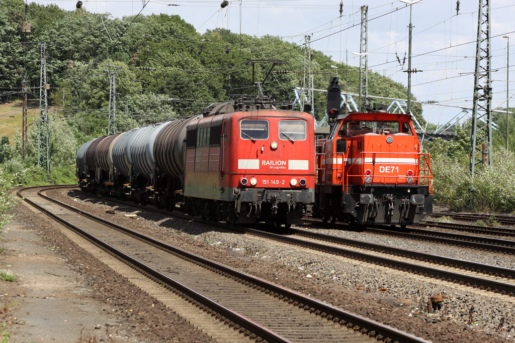 151 149-2 trifft auf die HGK DE71 am 15.07.10 in K�ln West