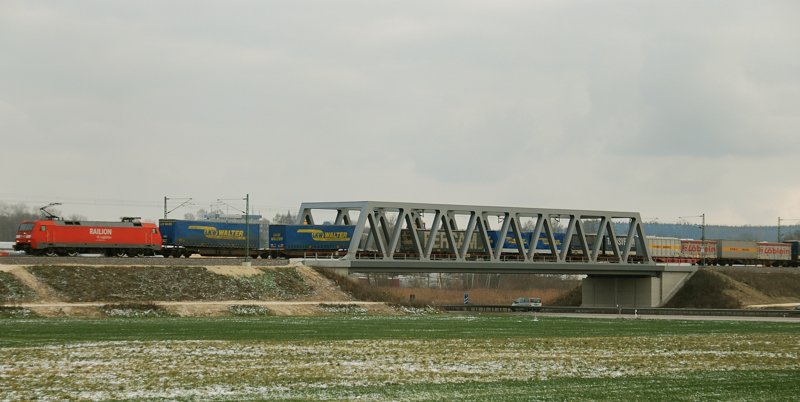 152 114-5, aufgenommen am 16.12.09, bei der �berquerung der A8 bei Jettingen-Scheppach, Strecke Augsburg-Ulm.
