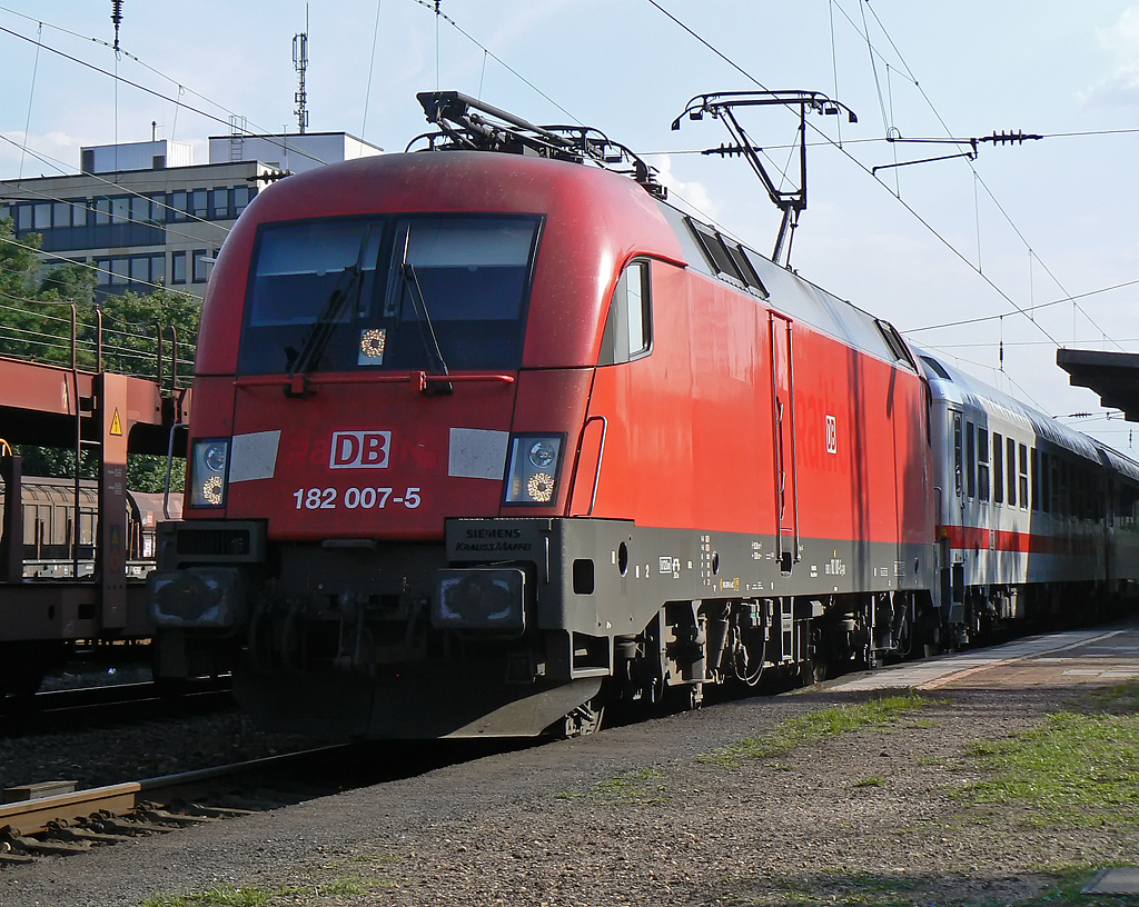 182 007-5 am IC2022 in K�ln West am 06.08.2010