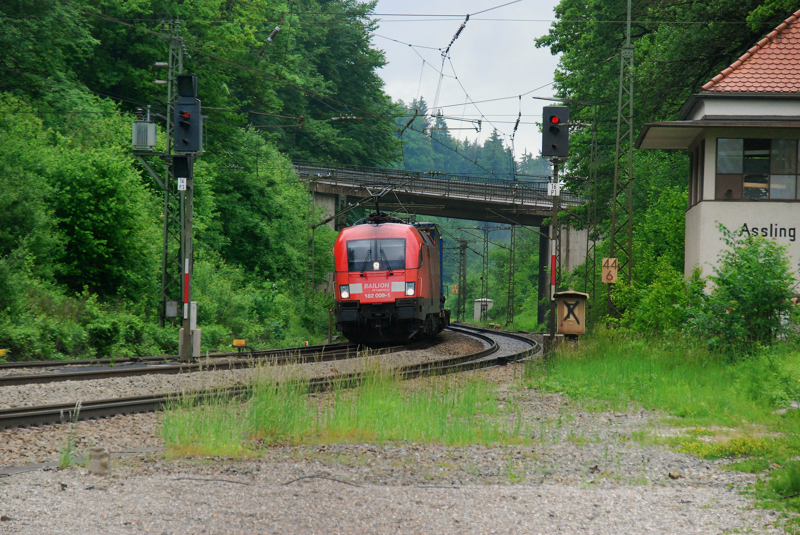 182 009-1, aufgenommen am 01.06.10, bei der Einfahrt in den Bahnhof A�ling.