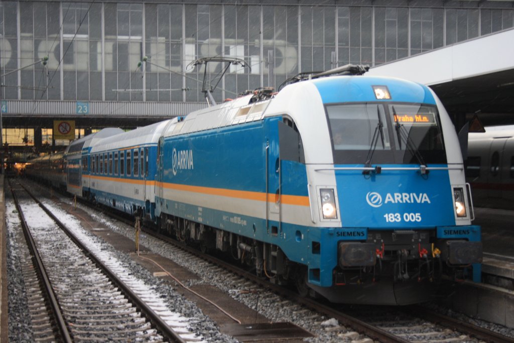 183 005 mit einem Alex in M�nchen HBF am 12.12.2010 