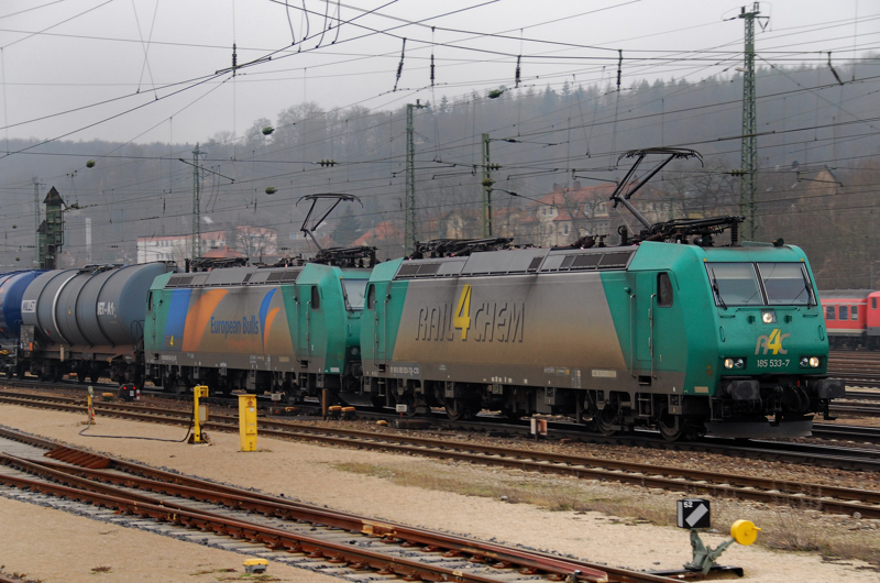 185 533-7 + 185 541-0, aufgenommen am 19.02.11, bei der Durchfahrt durch Treuchtlingen.