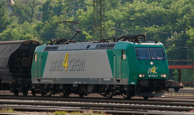 185 533-7, aufgenommen am 02.09.11, bei der Durchfahrt durch Treuchtlingen.
