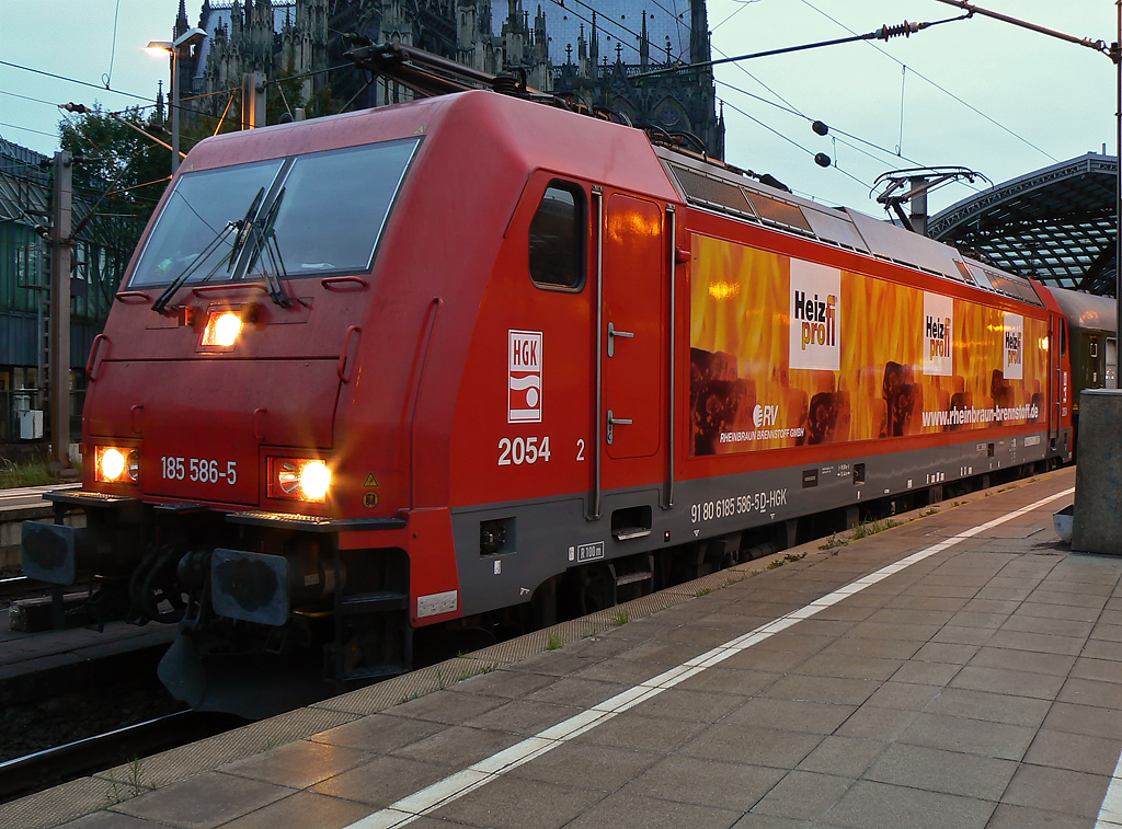185 586-5 der HGK  Heizprofi  mit einem M�ller Touristik Party Zug in K�ln Hbf am 19.09.2010