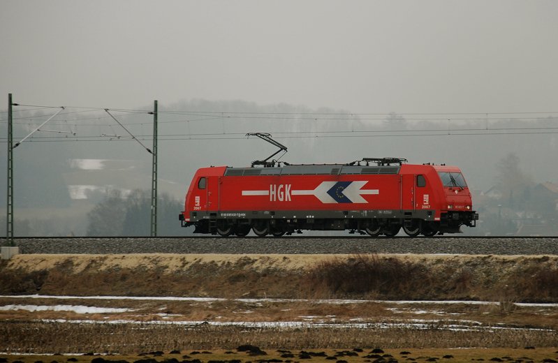 185 632-7, HGK 2067, aufgenommen am 08.02.10, auf der Strecke Ulm-Augsburg, kurz nach Burgau.