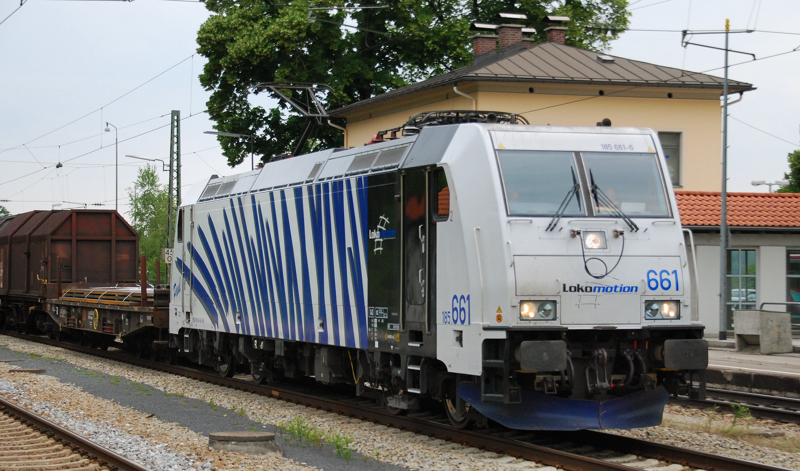 185 661-6, aufgenommen am 11.06.11, bei der Durchfahrt durch A�ling.