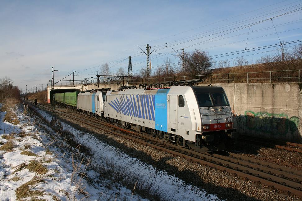 186 102+186 xxx mit KLV Richtung Rosenheim in Waldtrudering