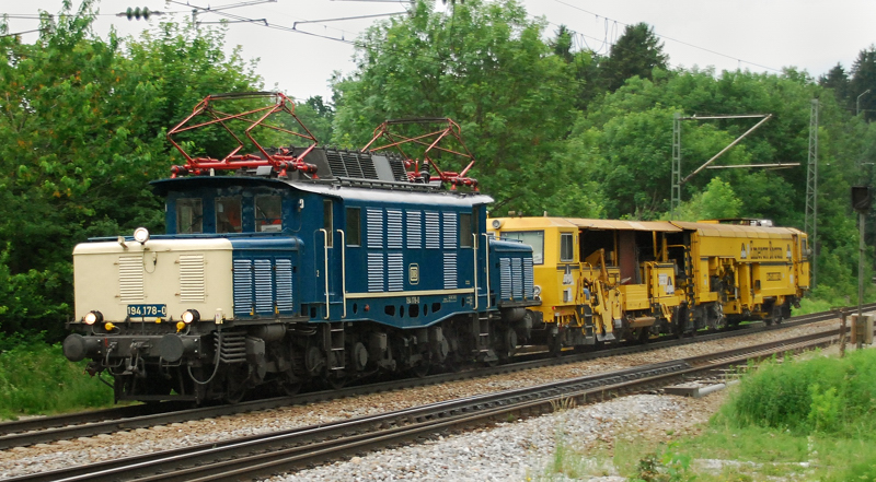 194 178-0, aufgenommen am 12.06.11, bei der Durchfahrt mit einer kleinen Bauzugeinheit durch A�ling.