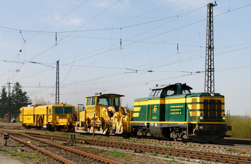 211 074, der Erfurter Gleisbau, aufgenommen vor einem kurzen Bauzug, am 25.04.10, bei der Durchfahrt durch Gersthofen.