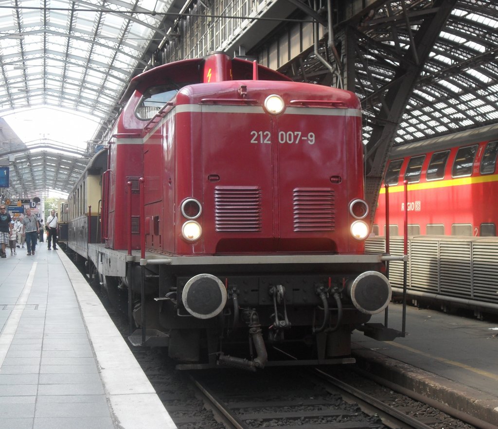 212 007-9 des Eisenbahnmuseum Bochum-Dahlhausen fuhr am 14.8.10 mit dem Rheingold  Rund um K�ln .Hier um ca.16 Uhr im K�lner Hbf auf Gleis 1.